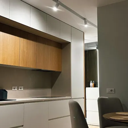 Four Seasons Apartment *